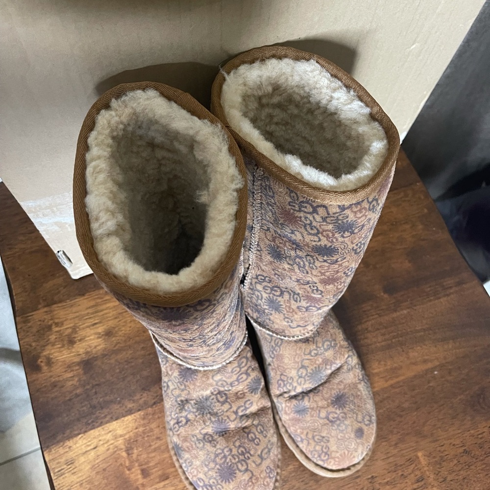 Ugg Boots In Color Tan With Ugg Print Used - image 4